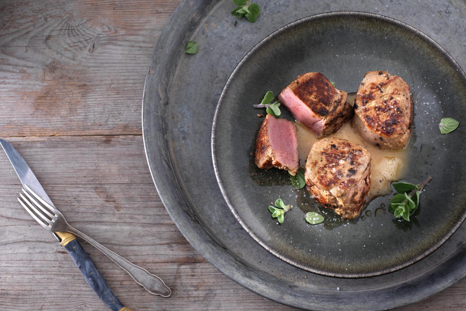 Medaglione di agnello alla paprika agrumi e miele con peperoni marinati