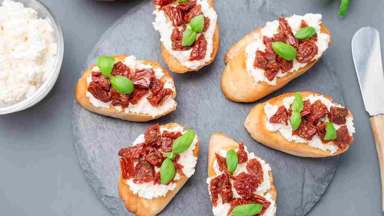 Composta di pane e pomodoro con stracciatella al profumo di origano