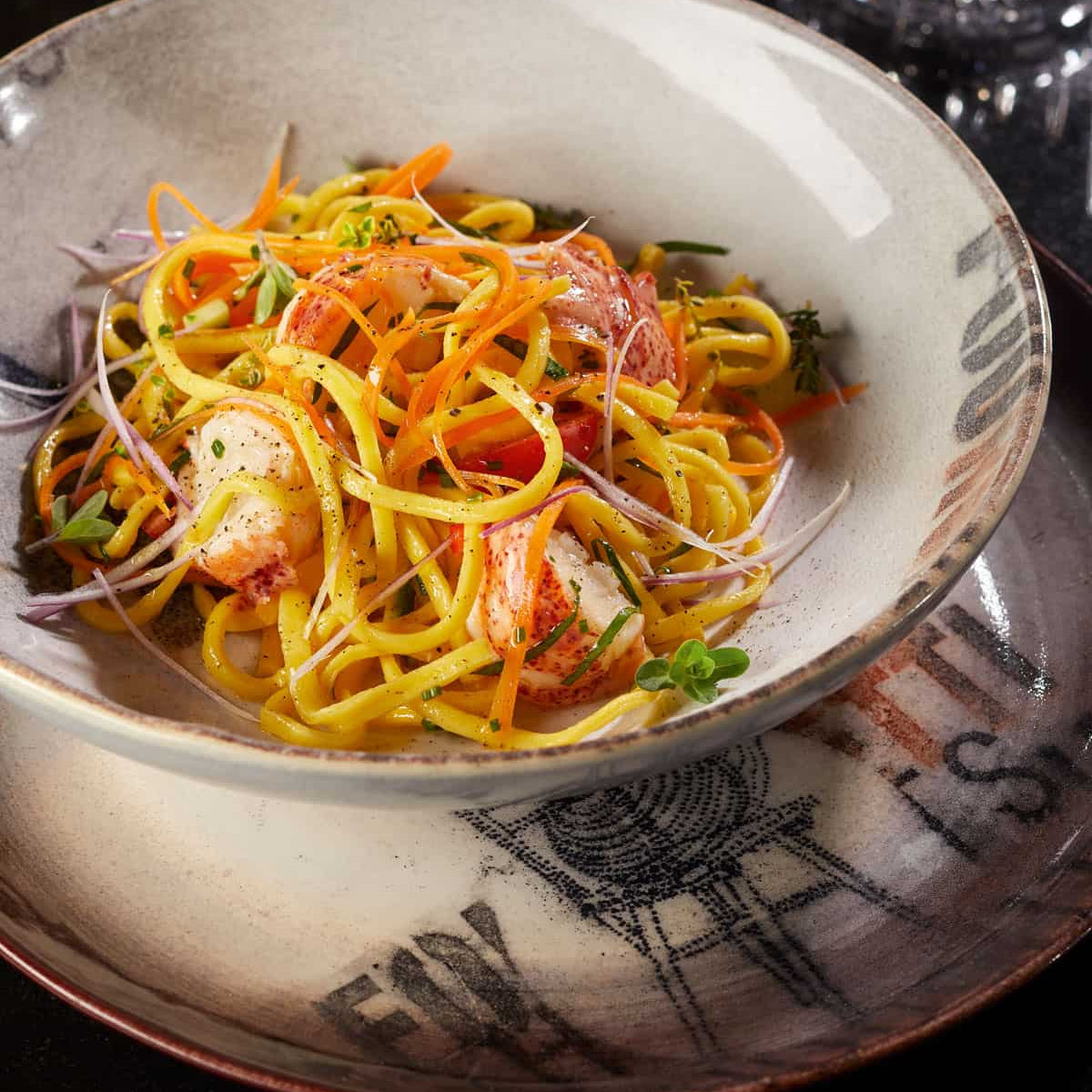 Spaghetti freddi alla chitarra con astice selvaggio e verdure croccanti all’olio di scalogno