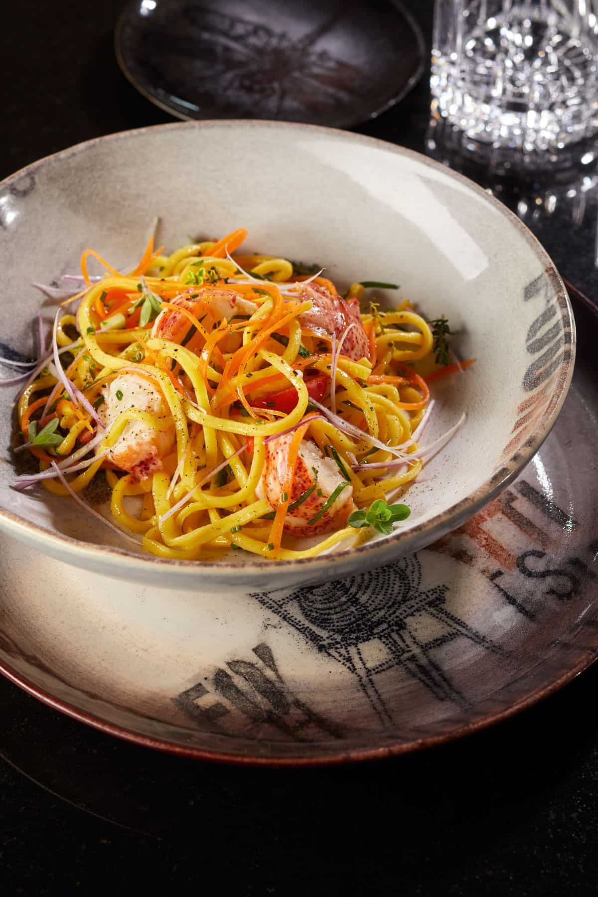 Spaghetti freddi alla chitarra con astice selvaggio e verdure croccanti all’olio di scalogno