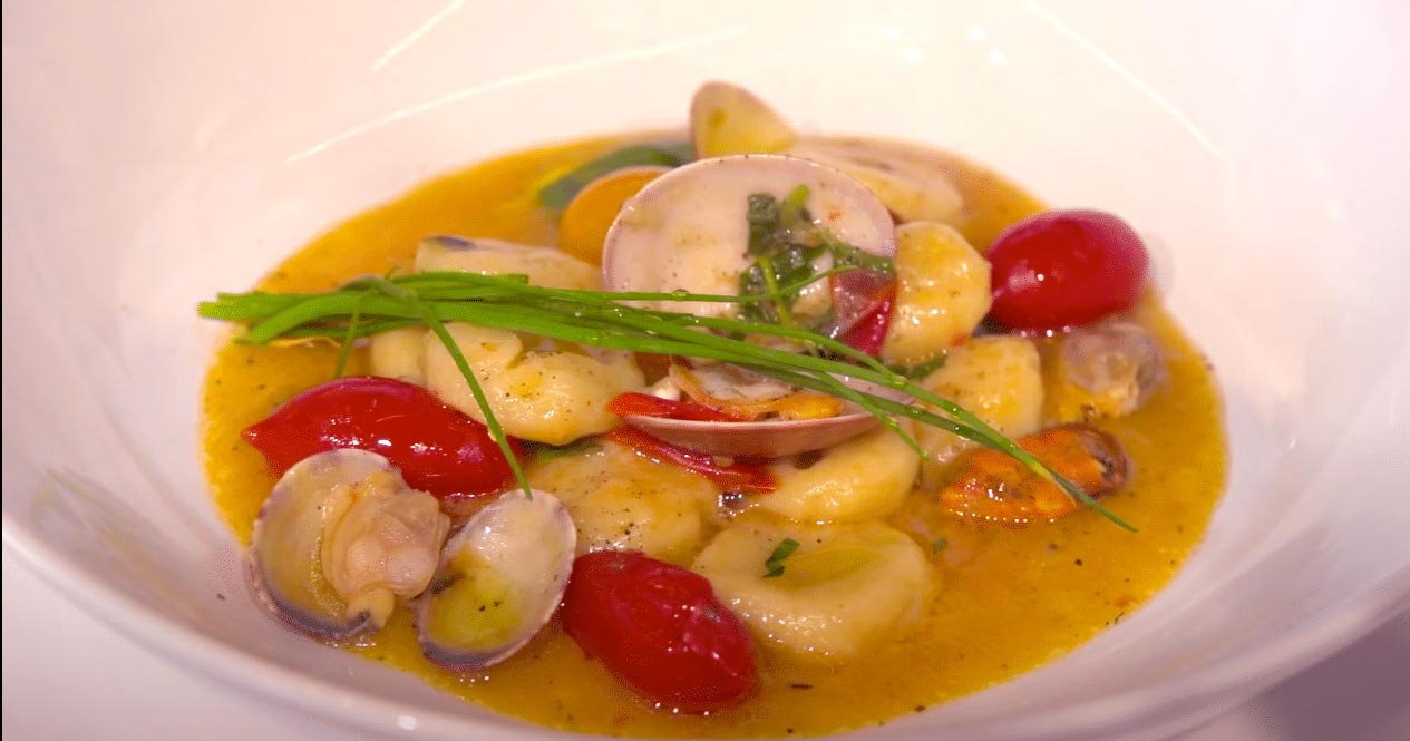 Gnocchi di patate in guazzetto di tartufi di mare al basilico con fondente di pomodori