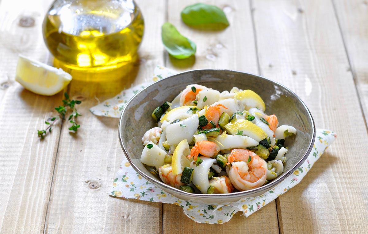 Insalata tiepida di mare con umido di zucchine aglio, olio e basilico