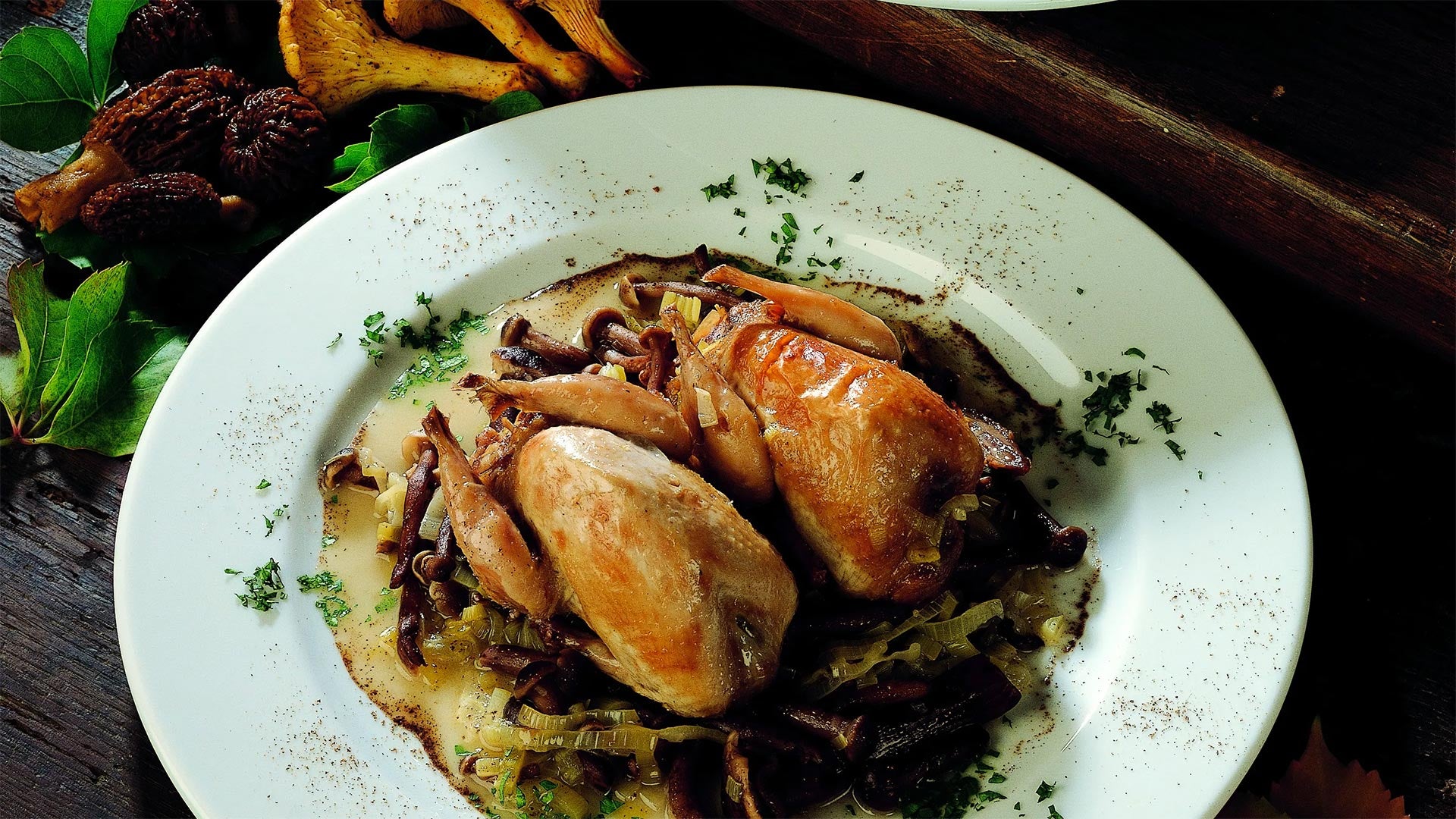 Arrosto di quaglie con cipolline e funghi chiodini